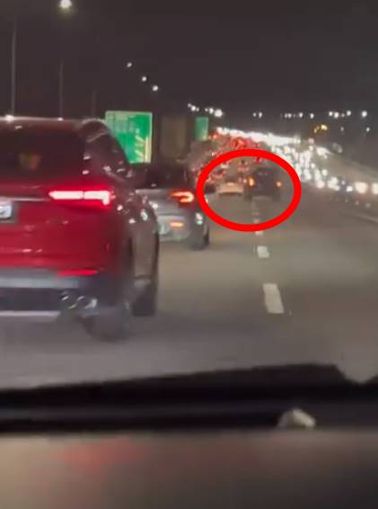 供星洲网/疑频换车道引不满,黑车追撞白车