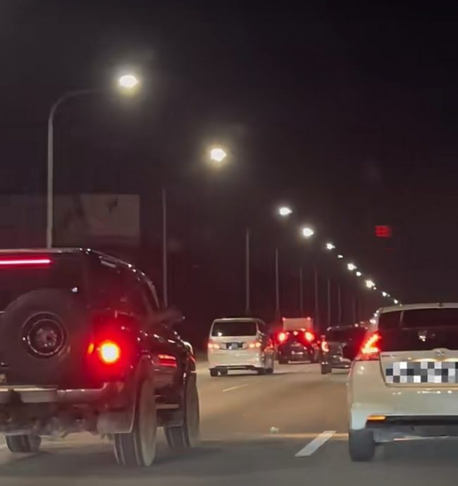 供星洲网/疑频换车道引不满,黑车追撞白车