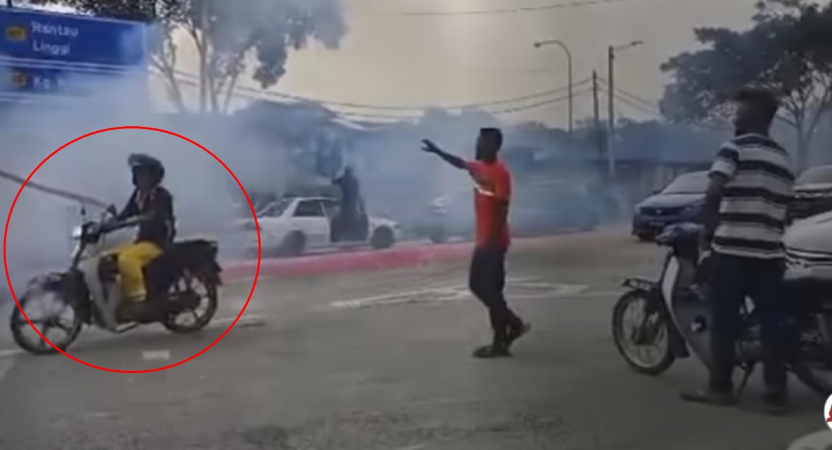供星洲网:屠妖节在路中央燃爆竹挥舞险“砸”骑士,交通瘫痪;网民:“警局在旁边,没警察看见?”