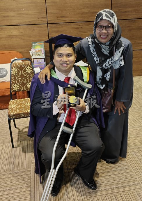 停学3年靠毅力谱写非凡人生 狼疮患者圆学士梦