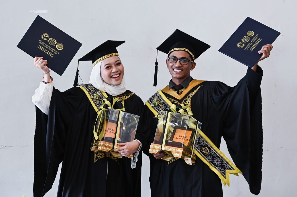 全国版：患有心脏疾病的努奥法祖汉荣获苏丹再纳阿比丁大学皇家荣誉学生奖。