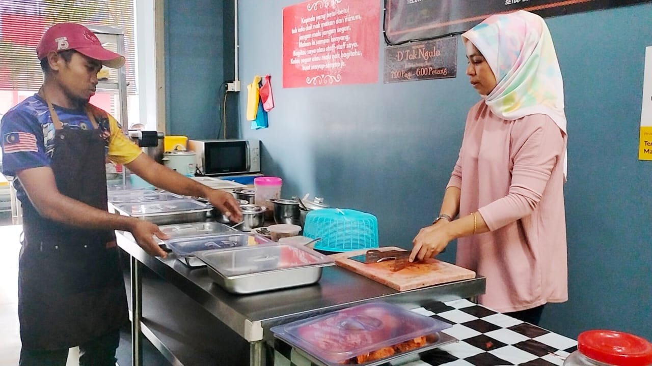 全国／暖势力／马来餐馆夫妇献爱心，贫困者没钱吃饭可免单。