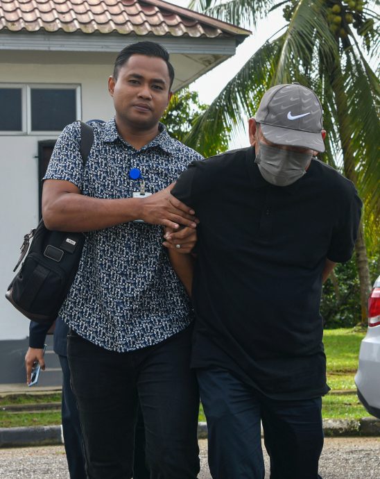 全国：在第15届全国大选代表民兴党在瓜拉庇朥国席竞选的候选人拿督阿兹曼依德里斯，今日在丹州日里县推事庭，因为涉嫌于2年前在一宗不存在的树桐生意欺骗一名男子的17万1500令吉而被告上庭。