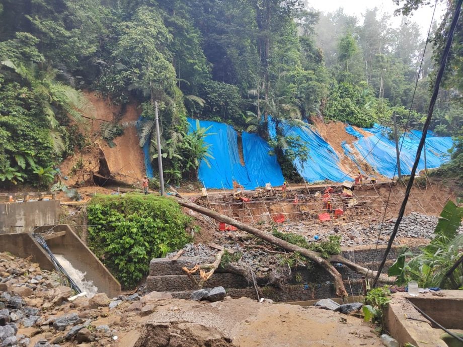 全国:天然资源、环境及气候变化部长聂纳兹米关注武吉丁宜山洪