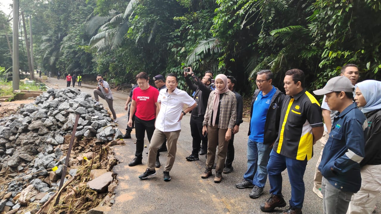 全国:天然资源、环境及气候变化部长聂纳兹米关注武吉丁宜山洪