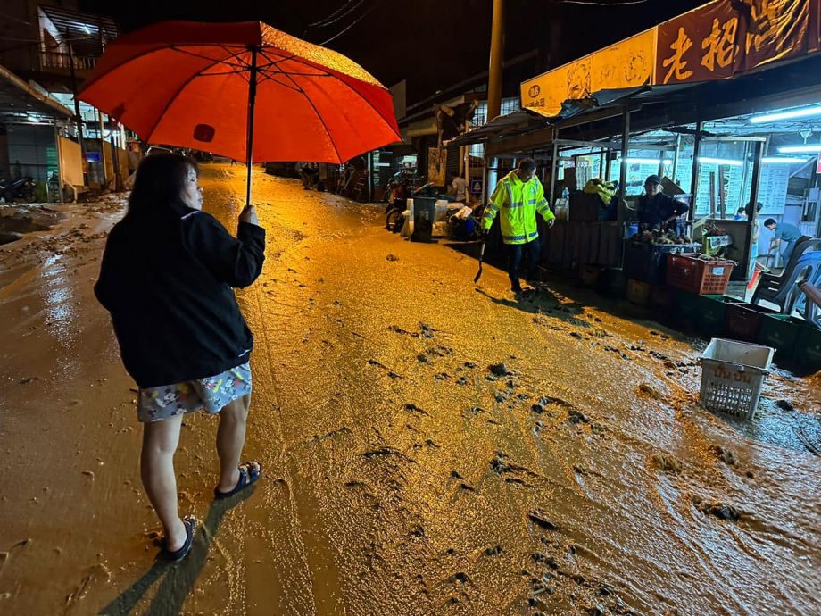 全国:天然资源、环境及气候变化部长聂纳兹米关注武吉丁宜山洪