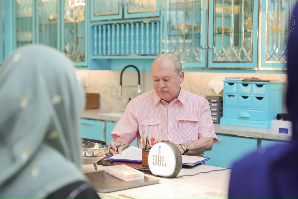 全国:新闻:柔苏丹接受敦大颁名誉哲学博士学位