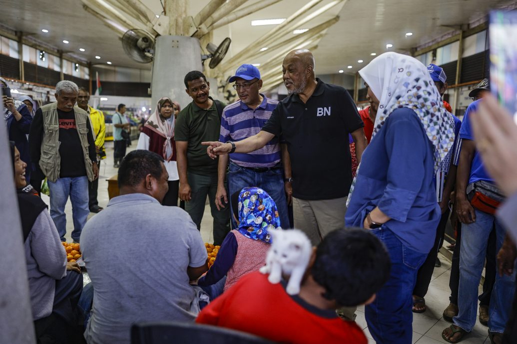 全国：甘马挽国席补选国阵候选人丹斯里拉惹莫哈末阿芬迪中遭人冒名在脸书开设假账户，因此向大马通讯与多媒体委员会（MCMC）投报。
