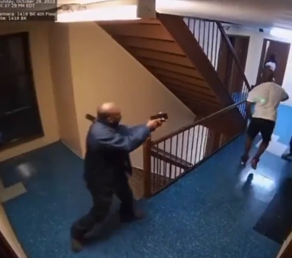 公寓地板走动发出噪音 住户怒鎗杀楼上邻居