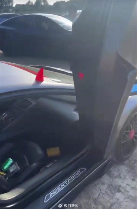 兰博基尼超跑当玩具！男童倒沙入车 父母赔逾6千清理费
