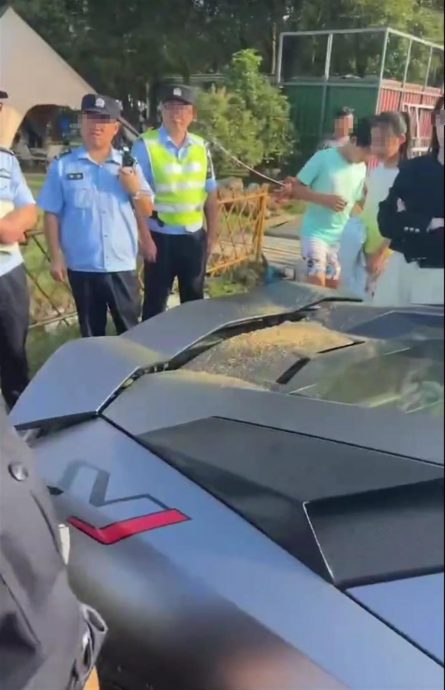 兰博基尼超跑当玩具！男童倒沙入车 父母赔逾6千清理费