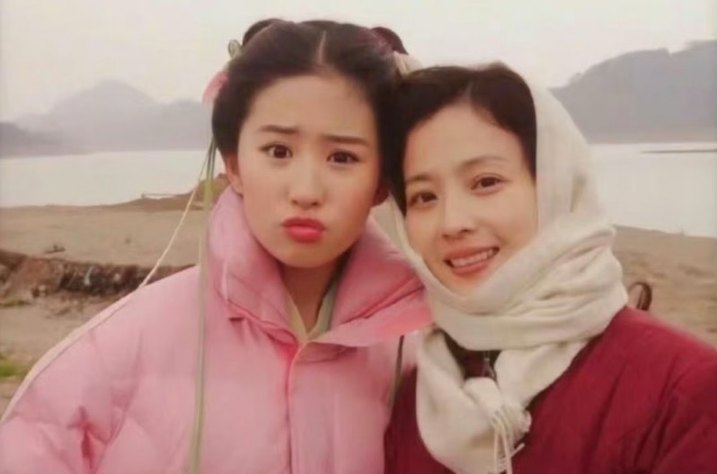 刘亦菲自嘲全家最丑 家族三代照曝网全认同