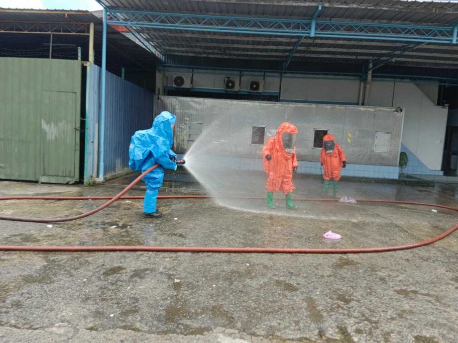 制冰厂氨气泄漏 13人中毒