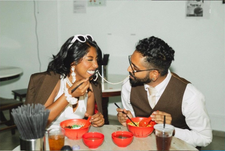 华人辣椒板面店拍婚照 印裔新人:因我们爱情从板面开始