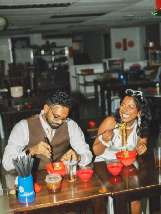 华人辣椒板面店拍婚照 印裔新人:因我们爱情从板面开始