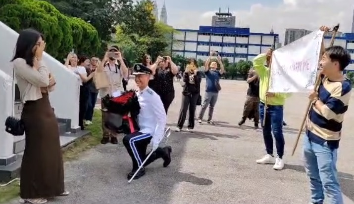 双喜临门!新科警长结业礼 下跪求婚女友好浪漫