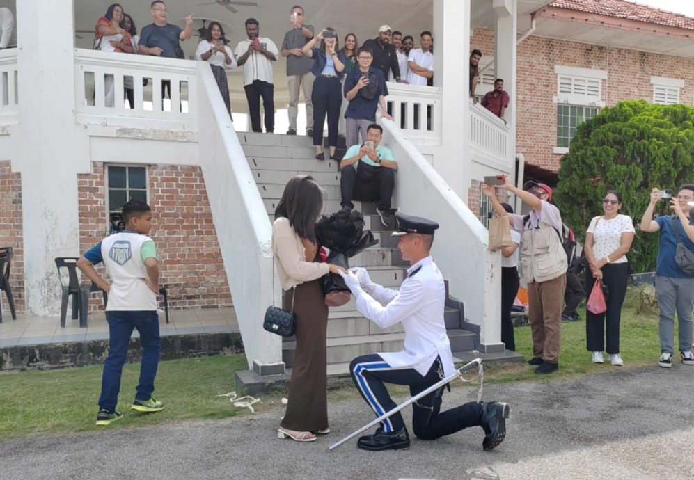 双喜临门!新科警长结业礼 下跪求婚女友好浪漫