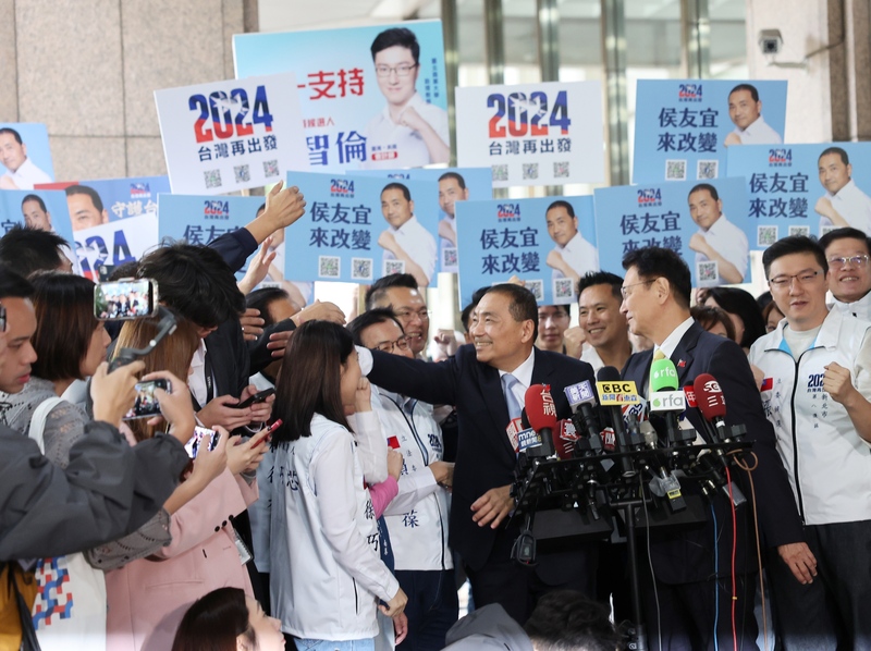 取代侯赵拥抱那张20231124PHO0063l