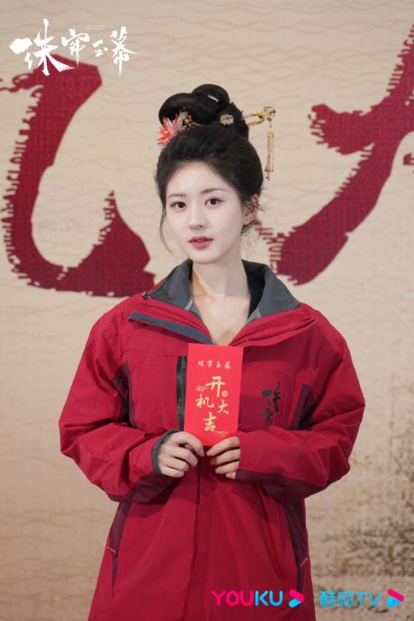 吐口香糖放助理手 赵露思挨轰耍大牌