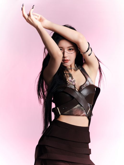 吐口香糖放助理手 赵露思挨轰耍大牌