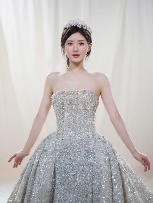 吐口香糖放助理手 赵露思挨轰耍大牌