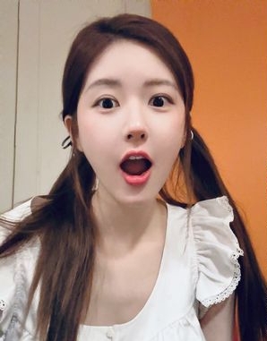 吐口香糖放助理手 赵露思挨轰耍大牌