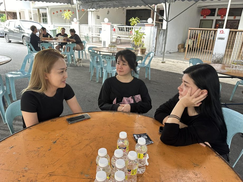 告别庄群施 “四个女生”另类合体