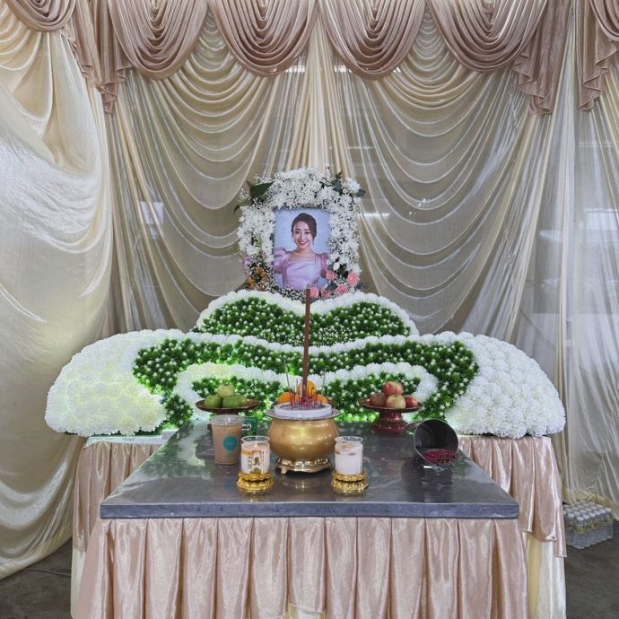 告别庄群施 “四个女生”另类合体