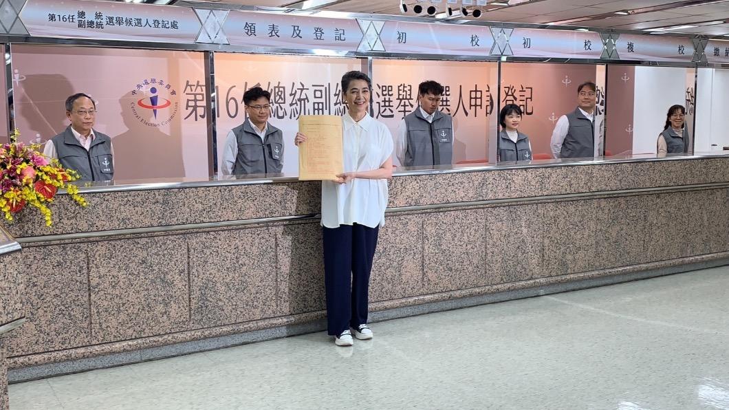 和郭台铭选到底?副手搭挡赖佩霞领表:该做程序做好