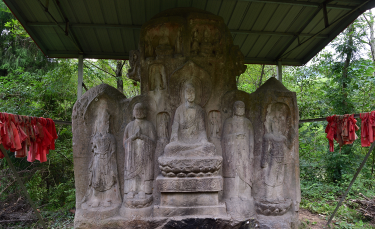 四川1400年摩崖造像村民加色“毁容” 文保部门：来不及制止