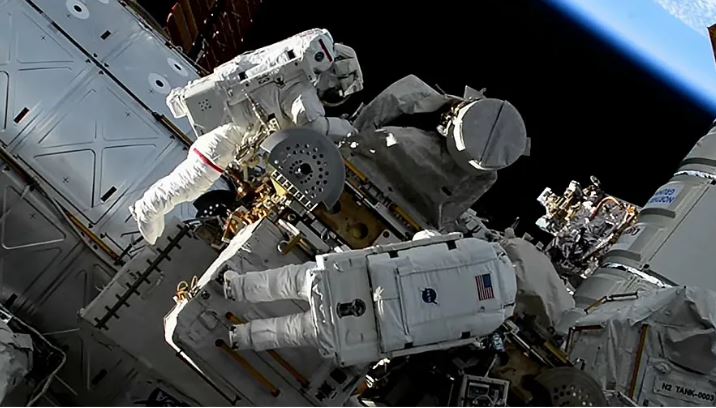 夜空突然多一个星?NASA:是太空人漫步搞丢的工具包