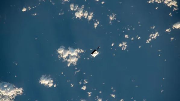 夜空突然多一个星?NASA:是太空人漫步搞丢的工具包