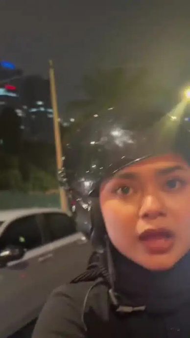 大叔没打灯换车道遭鸣笛 女骑士:他打我头盔打到走位