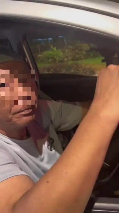 大叔没打灯换车道遭鸣笛 女骑士:他打我头盔打到走位