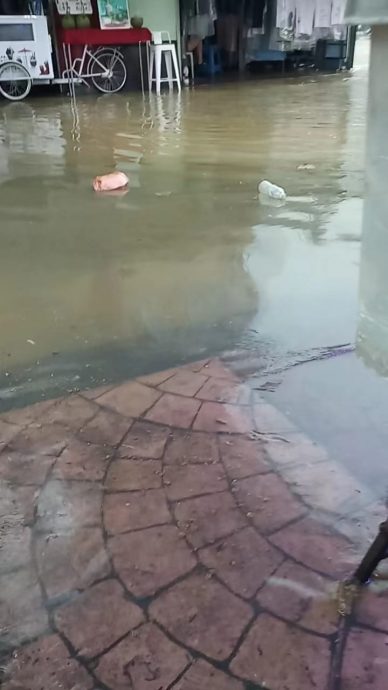 大都会/一场豪雨 茨厂街变成“河”