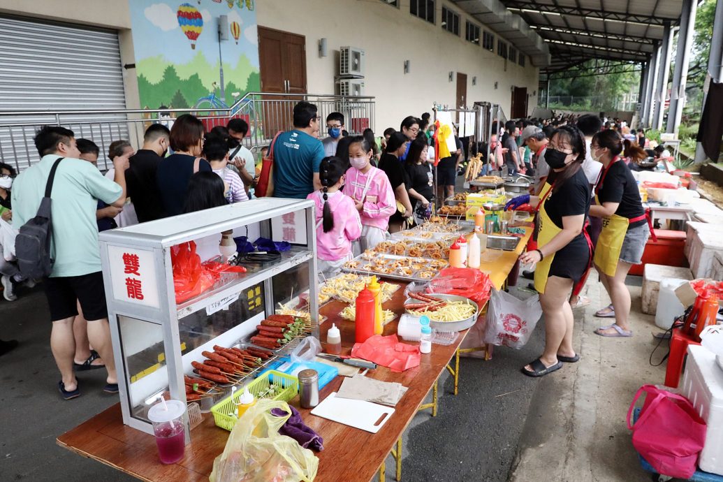 大都会/黄思汉出席蒲种新明华小嘉年华义卖会