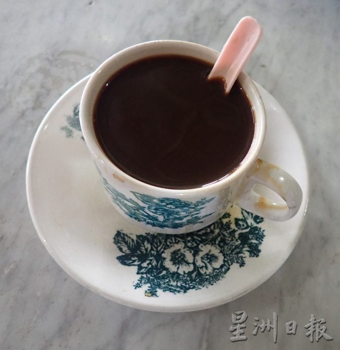 大霹雳封底主文/【老茶室情怀】/广丽香茶室走过近70年 茶餐具都化身成了古董