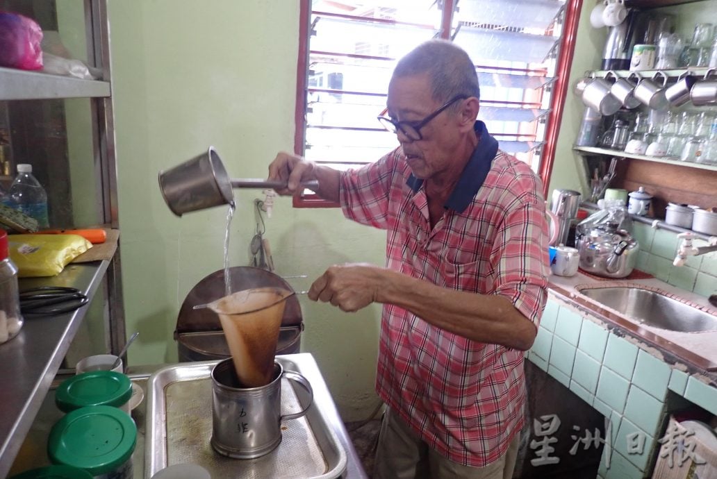 大霹雳封底主文/【老茶室情怀】/广丽香茶室走过近70年 茶餐具都化身成了古董