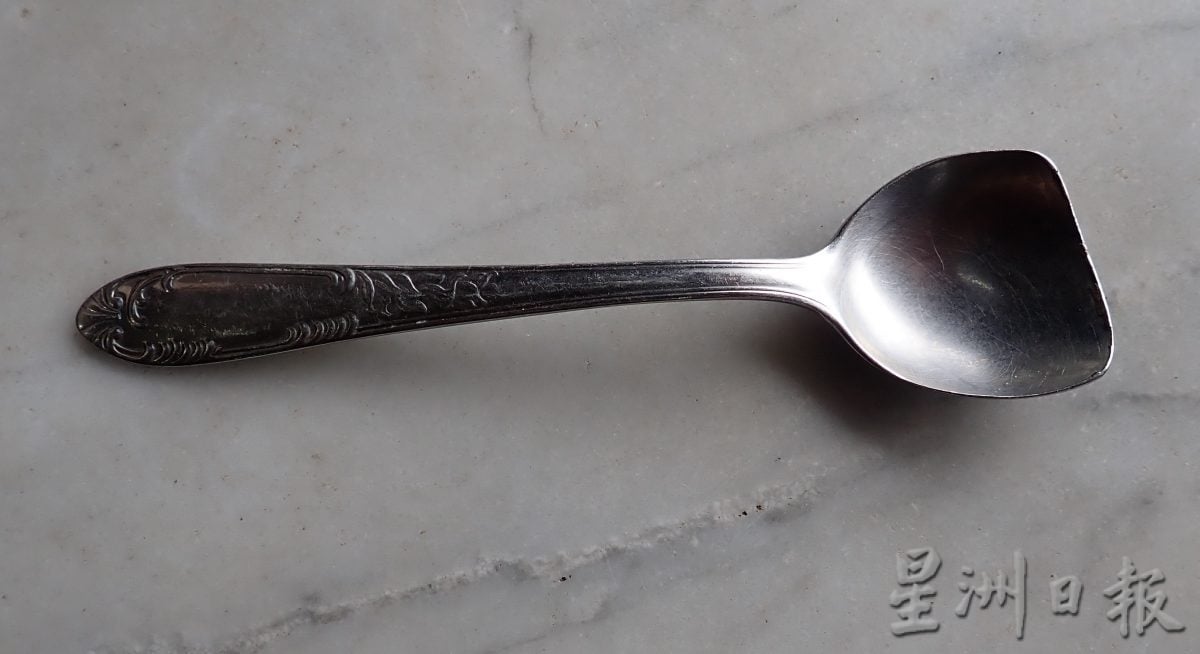 大霹雳封底主文／【老茶室情怀】／广丽香茶室走过近70年​ 茶餐具都化身成了古董  