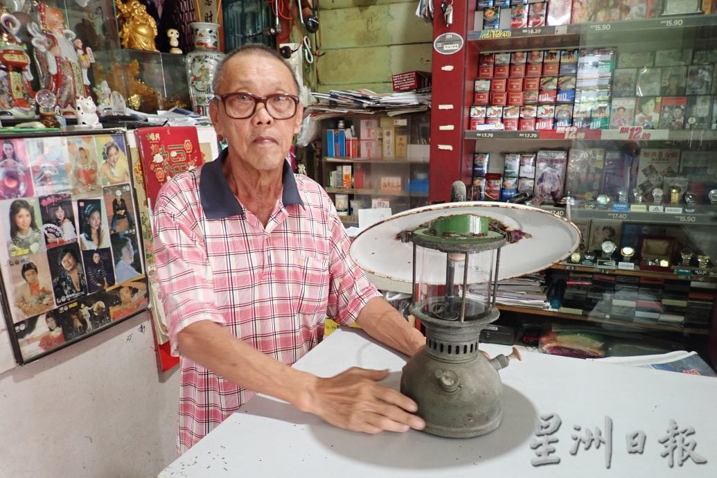 大霹雳封底主文/【老茶室情怀】/广丽香茶室走过近70年 茶餐具都化身成了古董