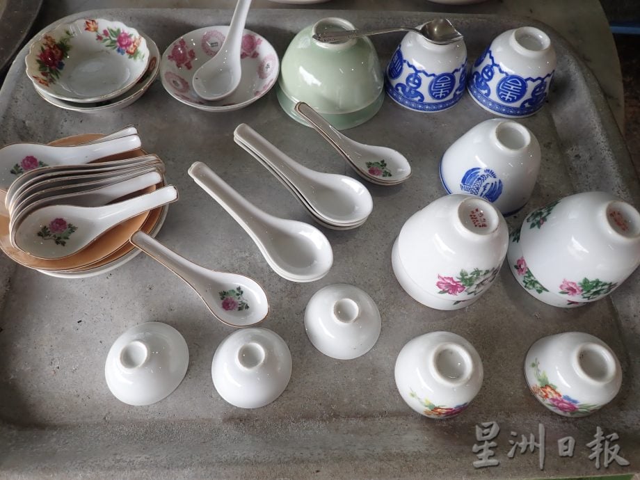 大霹雳封底主文／【老茶室情怀】／广丽香茶室走过近70年​ 茶餐具都化身成了古董  
