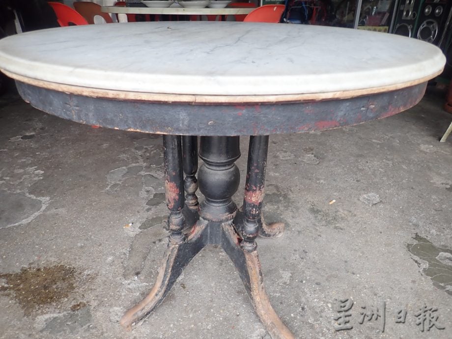 大霹雳封底主文/【老茶室情怀】/广丽香茶室走过近70年 茶餐具都化身成了古董