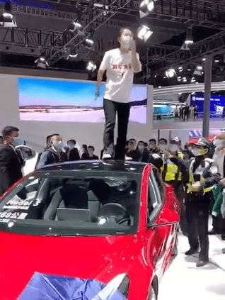 女子控Tesla“刹车失灵”大闹车展 被判名誉侵权须道歉赔偿