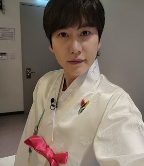 女持刀闯进化妆室 SJ圭贤遭攻击受伤