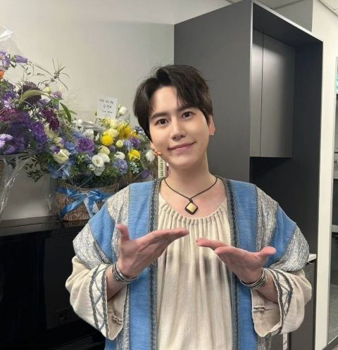 女持刀闯进化妆室 SJ圭贤遭攻击受伤