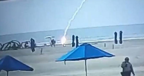 女游客沙滩看海 遭落雷击中当场惨死