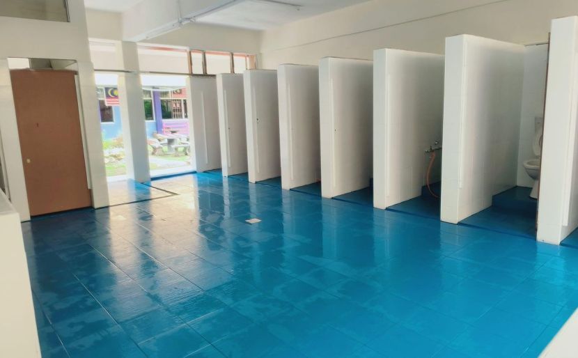 学校“开放式”男厕获赞 “不能偷抽烟、逃课、打架了!”