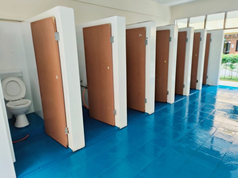 学校“开放式”男厕获赞 “不能偷抽烟、逃课、打架了!”