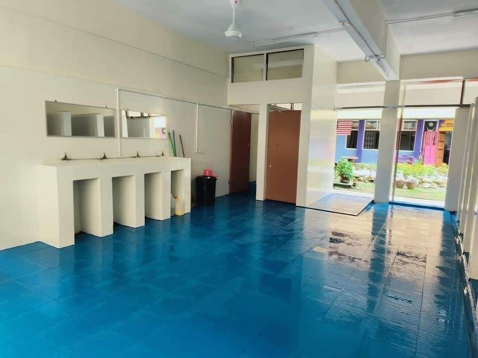 学校“开放式”男厕获赞 “不能偷抽烟、逃课、打架了!”