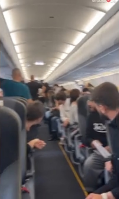 孩子赶著出世女子机上突升格当妈 乘客感动鼓掌